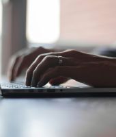 Schreiben auf einem Laptop